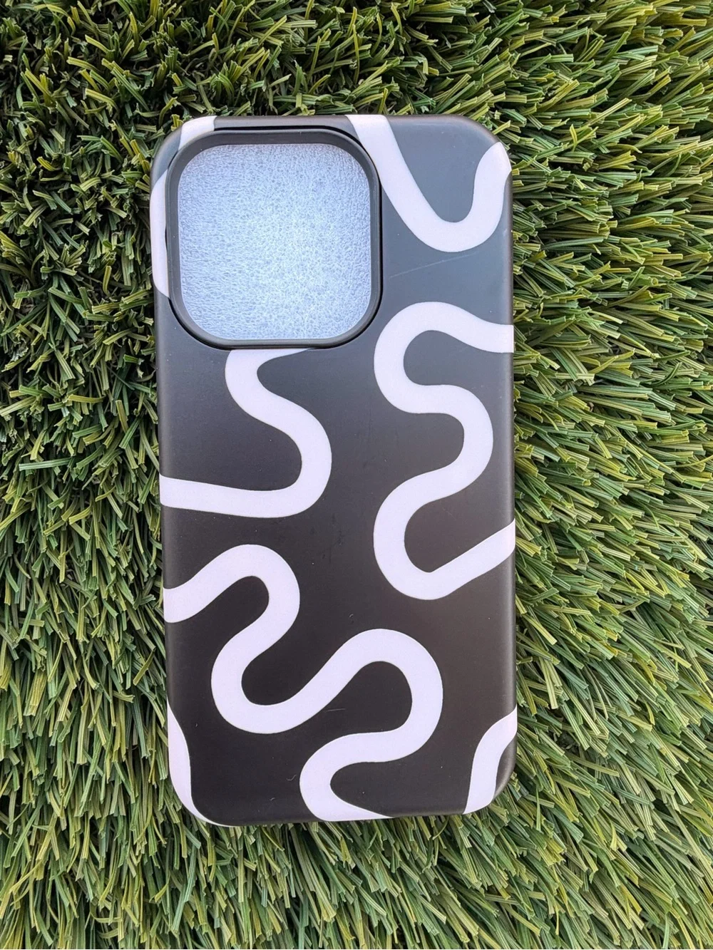 Flewfun IPhone 15 Pro Case - Curved Stripes Black